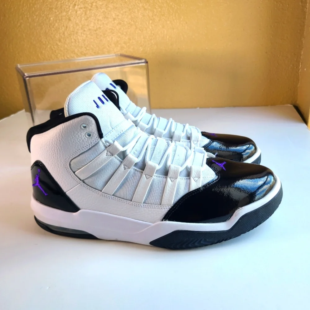 Air Jordan Max Aura Basketball Shoes White/Black AQ9084-121 Men Size 11.